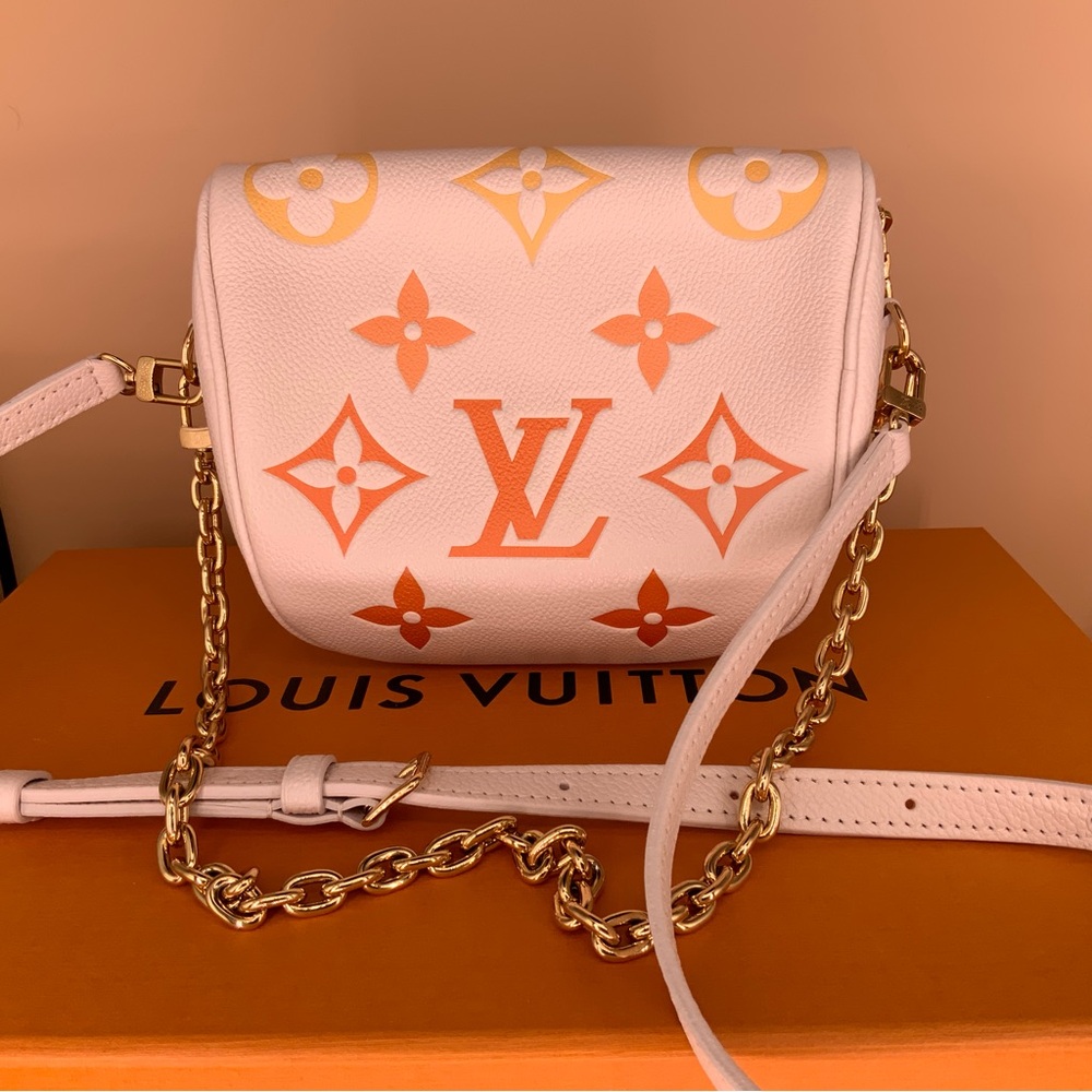LOUIS VUITTON BUMBAG MINI MONOGRAM By The Pool *Excellent Condition* - Picture 2 of 12